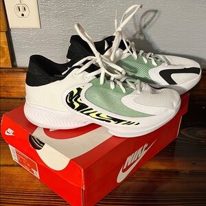 7Y Nike Freak basketball sneakers